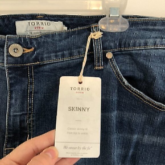 NEW NWT TORRID Plus Size Classic Skinny Jean Vintage Stretch Medium Wash 26 Reg - Picture 6 of 12